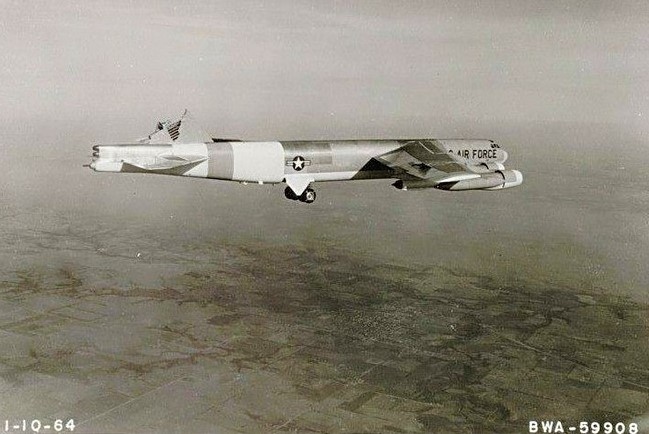 Chuyện hy hữu: Máy bay ném bom B-52H mất đuôi đứng và lái hướng vẫn hạ cánh an toàn